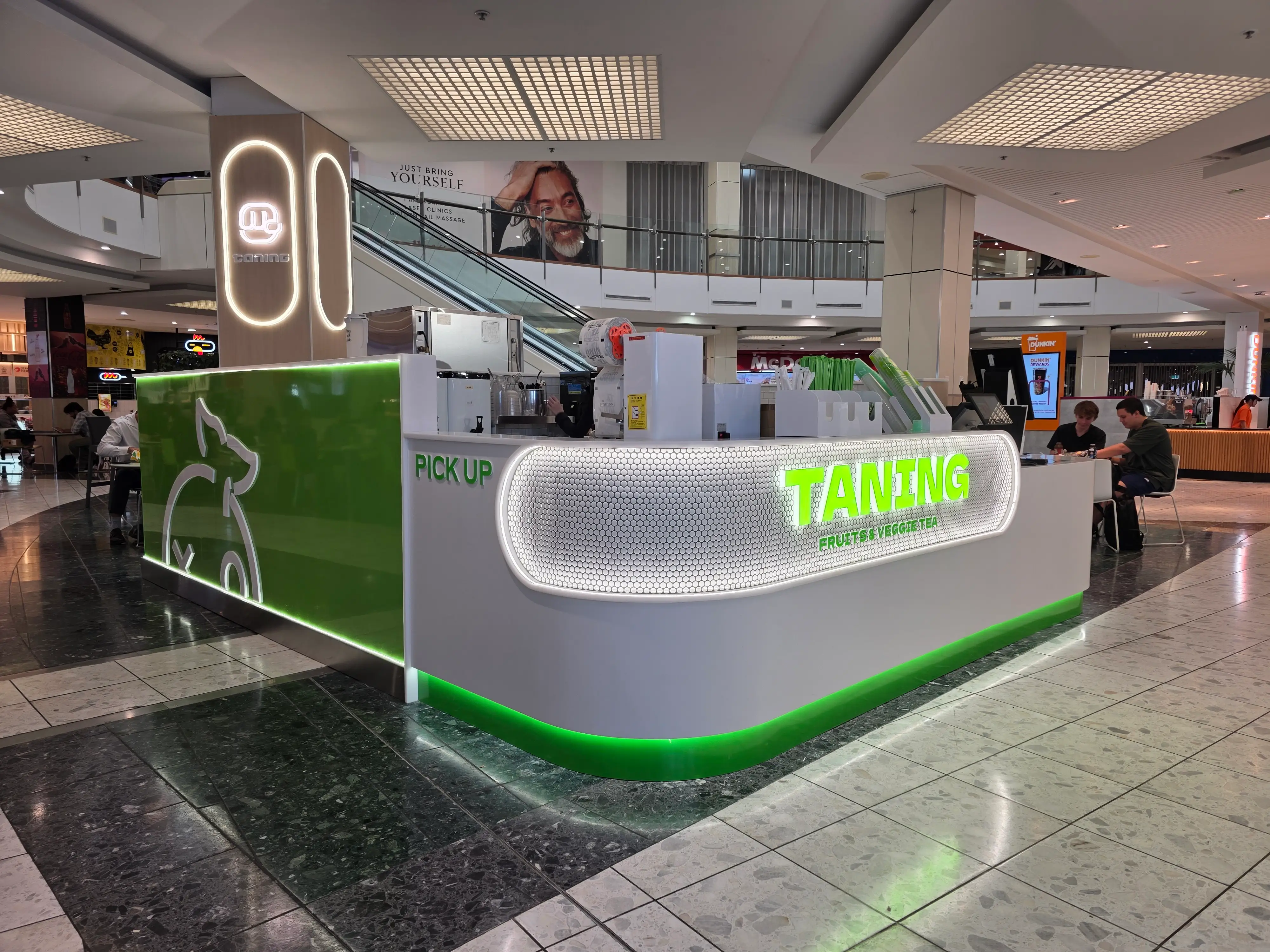 Green-finished customer service point within the shopping centre.