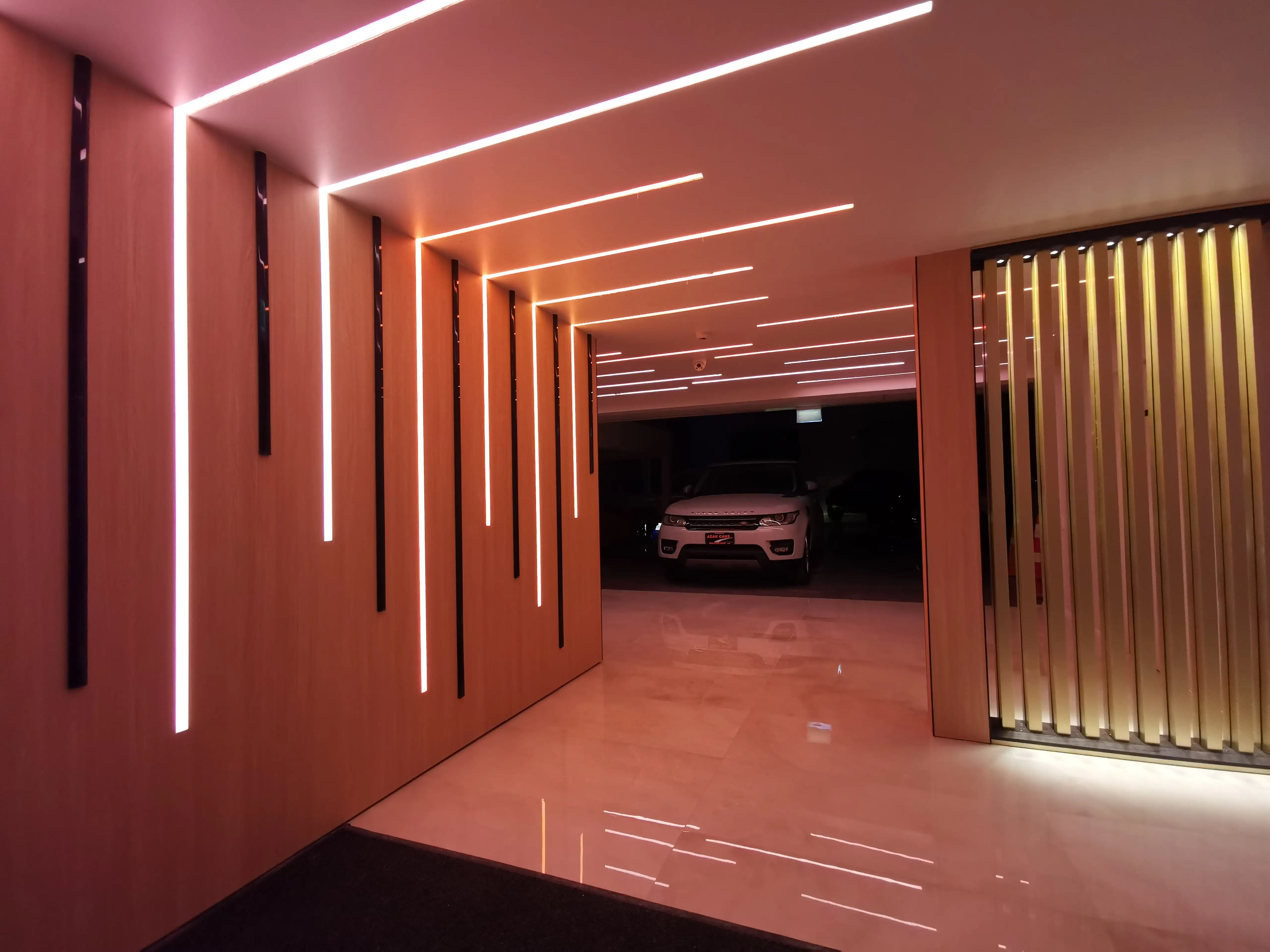 High-contrast colour frames the vehicle display area.